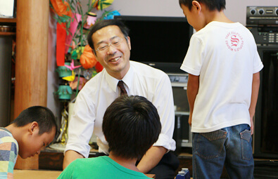 飛世将棋道場KUROBEで子供達にやさしく将棋を教える桶屋郁夫さん