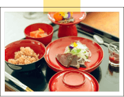 漆器に盛り付けられた料理