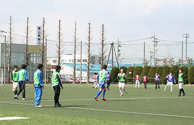 練習中の富山第一高校サッカー部