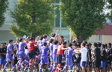 U-18プレミアリーグ（WEST）での試合で喜ぶ選手たち