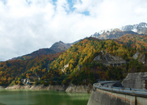 黒部湖と山