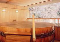 小川温泉の総ヒノキづくりの露天風呂
