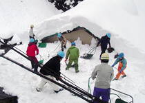 冬の間、深い雪に覆われる黒薙温泉旅館